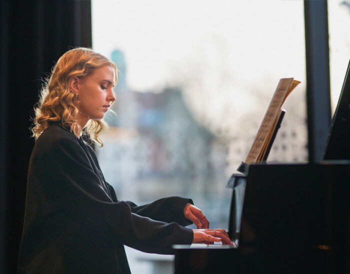 Lill-lördag påPalladium Julia Isaksson pianist